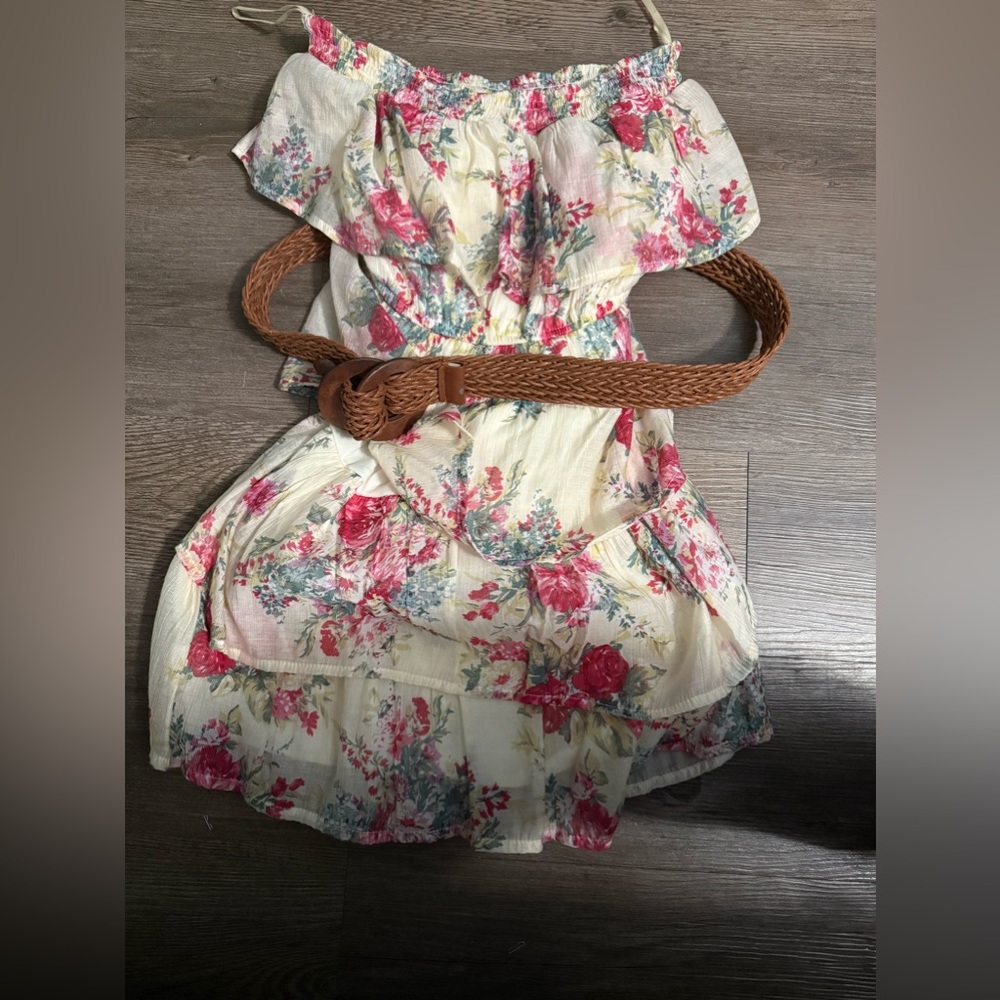 🌸 Body Central Ruffle Dress
📏 Size: Large
🎨 Color: Cream Pink & Green Floral